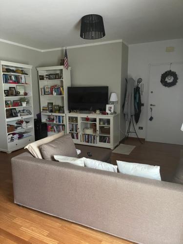ein Wohnzimmer mit Couch und Fernseher in der Unterkunft Whynot book in Romano D'Ezzelino