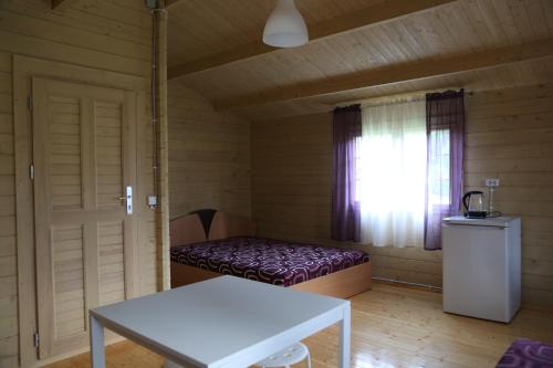 a small room with a bed and a window at Nemirsetos Nameliai in Palanga