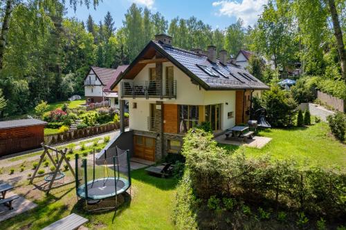 Zahrada ubytování Mazursko - komfortowe apartamenty nad jeziorem, sauna, kominki na parterze