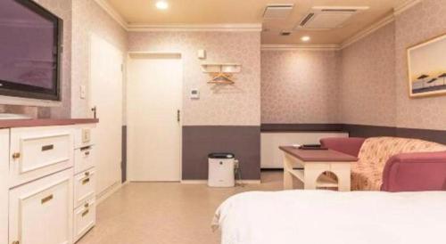 Tabist Hotel Please Kobeにあるテレビまたはエンターテインメントセンター