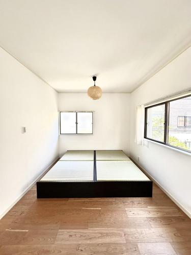 a bedroom with a bed in a room at wellness Hayama 森戸海岸そばでワーケーション in Hayama