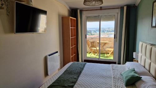 a bedroom with a bed and a window with a view at Apartamento CORAZÓN DE MIÑO in Miño