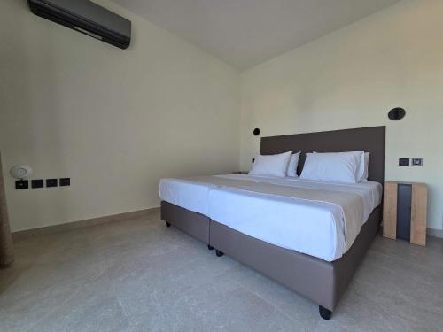 Letto o letti in una camera di Avli Luxury Villas
