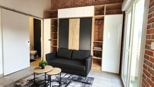 un salon avec un canapé et une table dans l'établissement L'Annunzio de Pessac, à Pessac