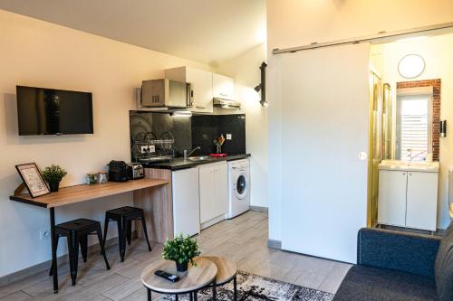 - une cuisine et un salon avec un comptoir et une table dans l'établissement L'Annunzio de Pessac, à Pessac