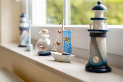 a window sill with some little figurines on it at Schwanensee - Ihr Rückzugsort im Ferienpark in Funfseen