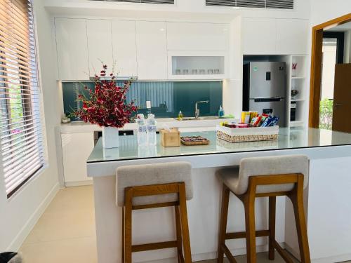 Η κουζίνα ή μικρή κουζίνα στο La Vie Villa Wyndham Garden Cam Ranh