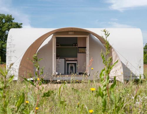 une vue extérieure d'une tente dôme dans un champ dans l'établissement Camping Les Chagnelles, au Perrier