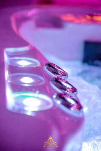 une paire de cuillères assises au-dessus d'une table dans l'établissement Love-room en Avignon en mode amoureux, à Avignon