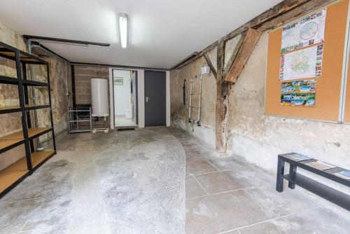 une pièce vide avec une table et un mur dans l'établissement Au coeur de Newton, à Amboise