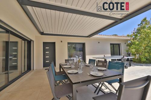 une salle à manger avec une table et des chaises dans l'établissement Villa Marisol, à Carry-le-Rouet