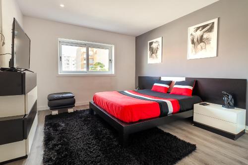 Un dormitorio con una cama con una manta roja. en Lucky House (A L), en Praia de Esmoriz