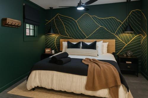 Ένα ή περισσότερα κρεβάτια σε δωμάτιο στο NEW Hot tub, Fireplace, Swing, Modern Cabin