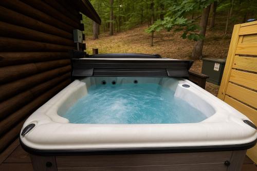 Φωτογραφία από το άλμπουμ του NEW Hot tub, Fireplace, Swing, Modern Cabin σε Eureka Springs