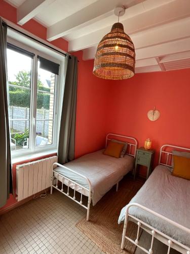 une chambre avec deux lits et une fenêtre dans l'établissement Maison de famille au cœur du bocage normand, à Besneville