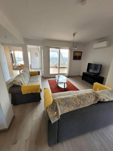 - un salon avec un lit, un canapé et une télévision dans l'établissement Quartier du port Appartement t4 pour 8 personnes N12, à La Grande Motte