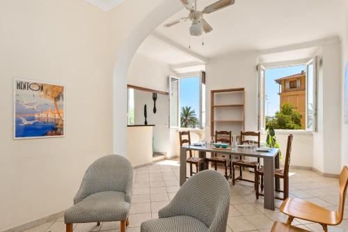un salon avec une table et des chaises de salle à manger dans l'établissement Vieille ville vue mer, à deux pas de la plage!, à Menton