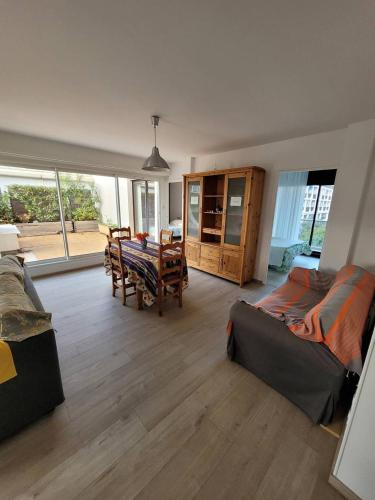 un salon avec un lit et une table dans l'établissement Quartier du port Appartement t4 pour 8 personnes N12, à La Grande Motte