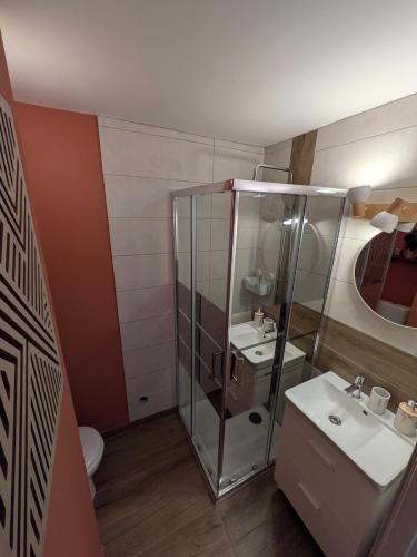 La salle de bains est pourvue d'une douche, de 2 lavabos et de toilettes. dans l'établissement Appart proche lac et commerces, à Savines