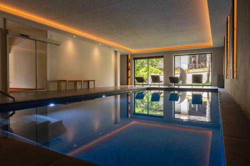 a large swimming pool in a house at Residence Mignon in Rifiano