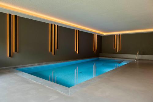 a swimming pool in a room with a ceiling at Residence Mignon in Rifiano