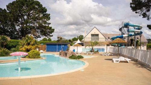 une piscine avec toboggan en face d'une maison dans l'établissement Lodge Holidays - Glamping Fouesnant, à Fouesnant