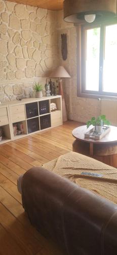 un salon avec un canapé et une table dans l'établissement chambre dans maison coquette et accueillante, à Dunkerque