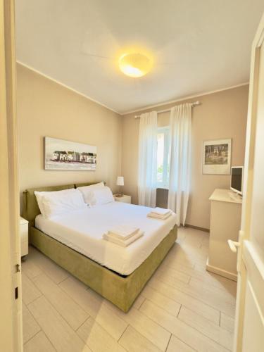 a bedroom with a large bed and a window at Residenza Le Logge in Torri del Benaco