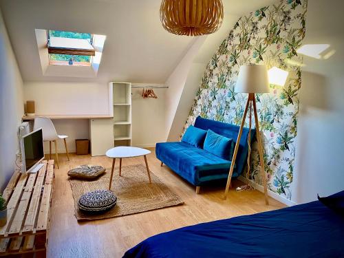 un salon avec un canapé bleu dans une pièce dans l'établissement Chambre dans colocation Cholet Centre, à Cholet
