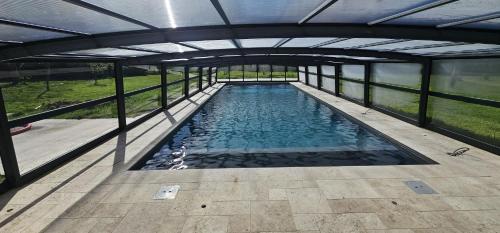 une piscine intérieure à structure ouverte dans l'établissement maison des champs, à Moyaux
