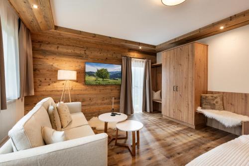 a living room with a couch and a table at Appartement Felsenheim in Westendorf