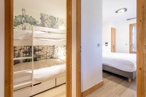 - une chambre avec 2 lits superposés et un miroir dans l'établissement SmartStay - Super Morzine, à Morzine