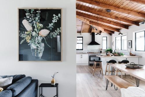 Χώρος καθιστικού στο The Ridge House - Stylish Gippsland Getaway