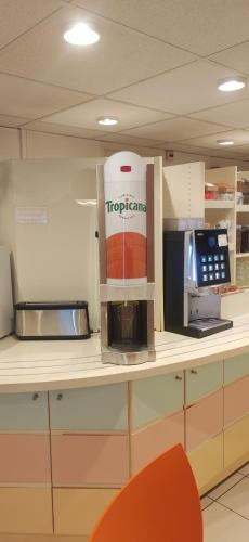 une boîte à café posée sur un comptoir dans l'établissement Premiere Classe Besancon Ecole Valentin, à Besançon