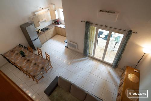 une vue de tête sur une cuisine et un salon dans l'établissement Villa T4 à 450m de la plage avec climatisation, à Vias