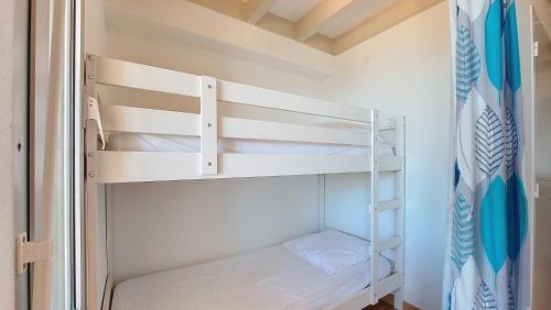 une chambre avec deux lits superposés dans une pièce dans l'établissement V-Landes 09-Vieux Boucau Joli appartement pour 6 personnes avec terrasse dans résidence avec piscine, à Vieux-Boucau-les-Bains