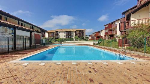 une piscine au milieu d'un immeuble dans l'établissement V-Landes 09-Vieux Boucau Joli appartement pour 6 personnes avec terrasse dans résidence avec piscine, à Vieux-Boucau-les-Bains