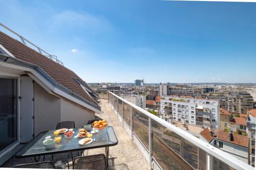 une table sur un balcon avec vue sur une ville dans l'établissement L'Envol - Eiffel Tower view, near metro, à Paris