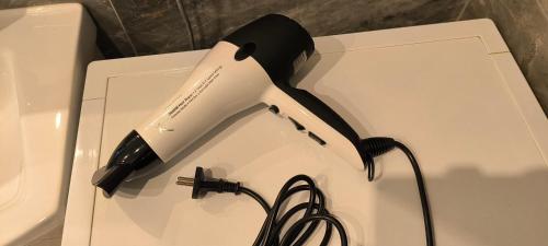 a hair dryer sitting on top of a white box at Apartmán Hortenzie in Mařenice
