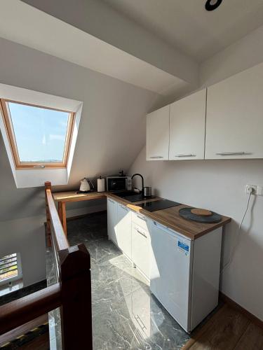 Kuchyň nebo kuchyňský kout v ubytování Zielona Osada Apartamenty