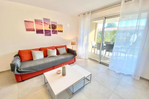 un salon avec un canapé et une table dans l'établissement Beautiful apartment for 5 with swimming pool, à Saint-Raphaël