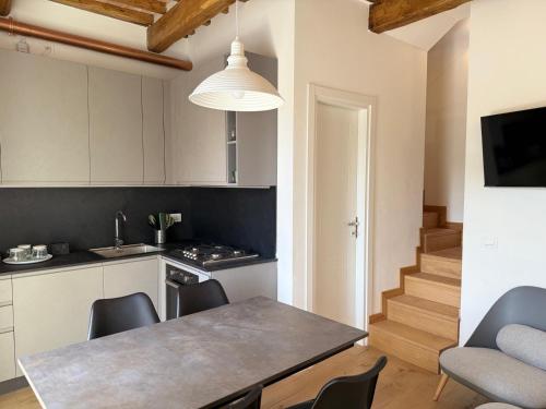 eine Küche und ein Esszimmer mit Tisch und Stühlen in der Unterkunft Appartamento di Celsa in Abbadia San Salvatore