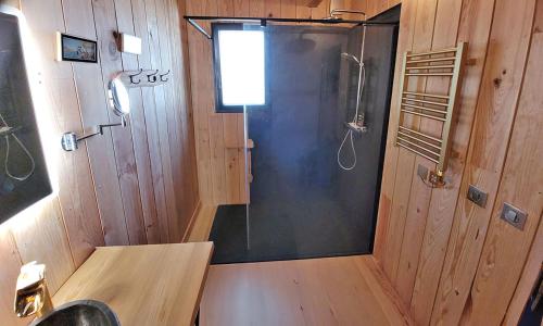 ein kleines Badezimmer mit Dusche und Waschbecken in der Unterkunft Villa Naïade, Lège-Cap-Ferret, Arcachon Bay in Lège-Cap-Ferret