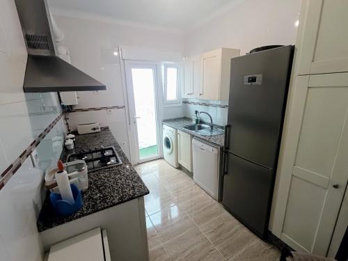 mała kuchnia z lodówką i zlewem w obiekcie Miramar Conil w mieście Conil de la Frontera