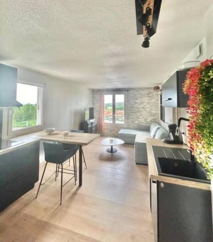 une cuisine et un salon avec une table et un canapé dans l'établissement Apartment 2p with Wifi in the heart of Fréjus, à Fréjus