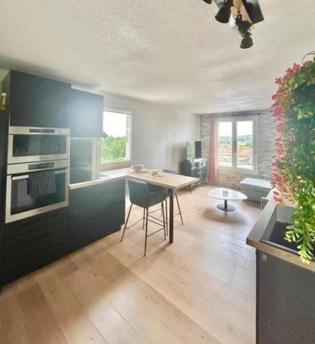 une cuisine avec une table et une salle à manger dans l'établissement Apartment 2p with Wifi in the heart of Fréjus, à Fréjus