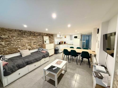 un salon avec un canapé et une salle à manger dans l'établissement A076 Appart 6 pers chambre et terrasse au Suquet, à Cannes