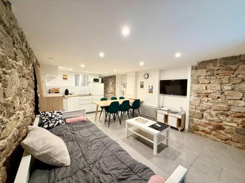 un salon avec un canapé et une salle à manger dans l'établissement A076 Appart 6 pers chambre et terrasse au Suquet, à Cannes