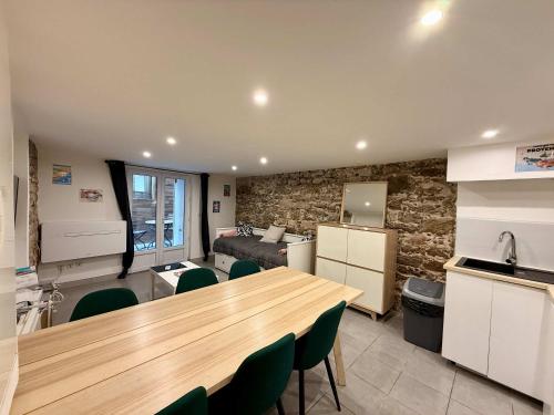 Il dispose d'une cuisine et d'un salon avec une table et des chaises en bois. dans l'établissement A076 Appart 6 pers chambre et terrasse au Suquet, à Cannes