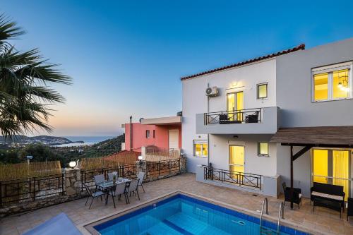 3 Bed Villa - Sleeps 6 - Pool - Terrace - Parking